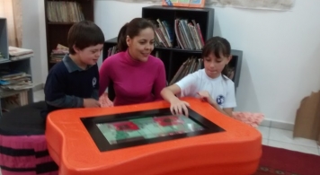 Escolas investem em mesa digital como ferramenta ludopedagógica para inclusão