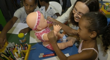 Hospitais infantis: ensino, jogos e brincadeiras apoiam a recuperação de crianças